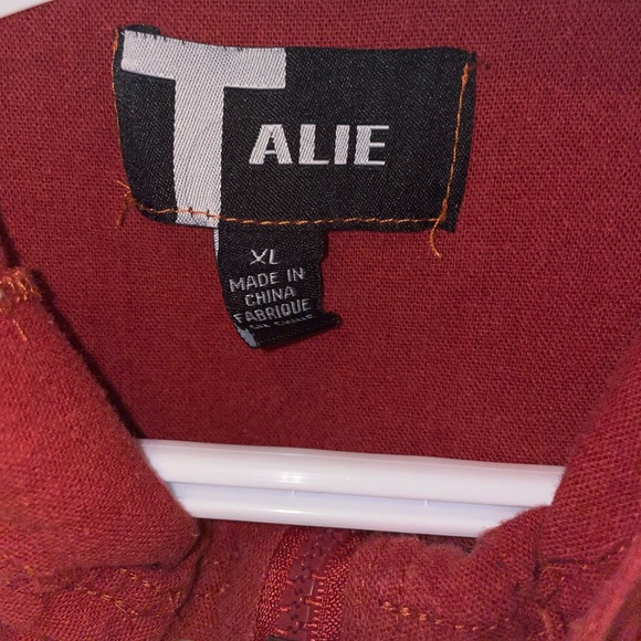 Talie - Red Cape - Size XL - Picture 3 of 3